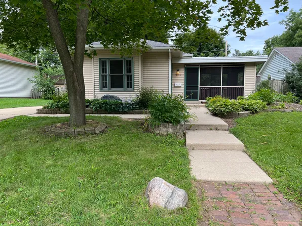 908 Jackson Ave, St Charles, IL 60174