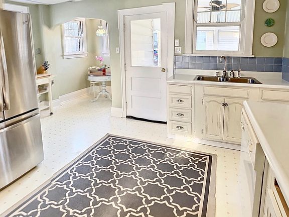 Eat-in kitchen