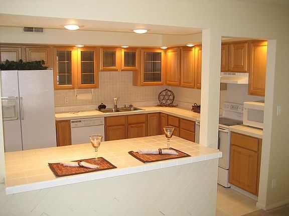 Upclose Kitchen view w/breakfast bar