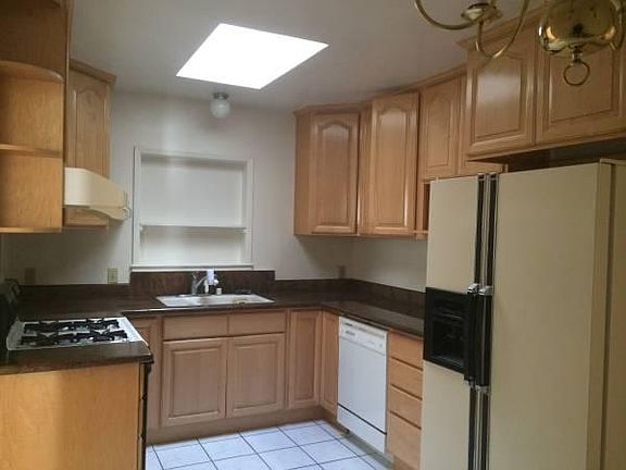 3rd image of 470 Pepper Ave