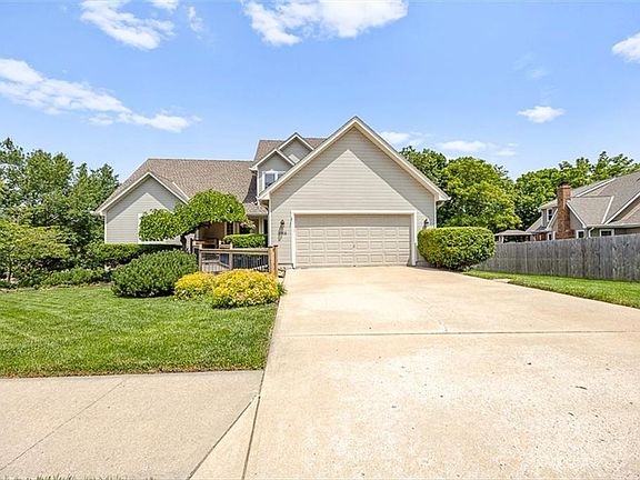 3rd image of 2915 Victoria Lane Dr