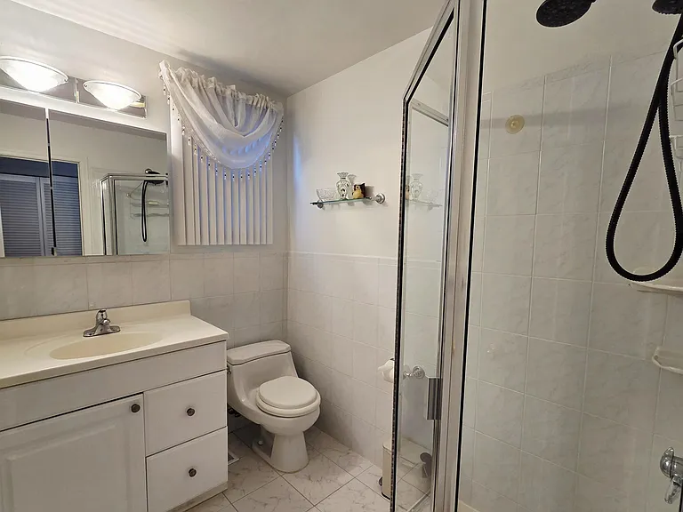 906 20th St #1 — Photo 3