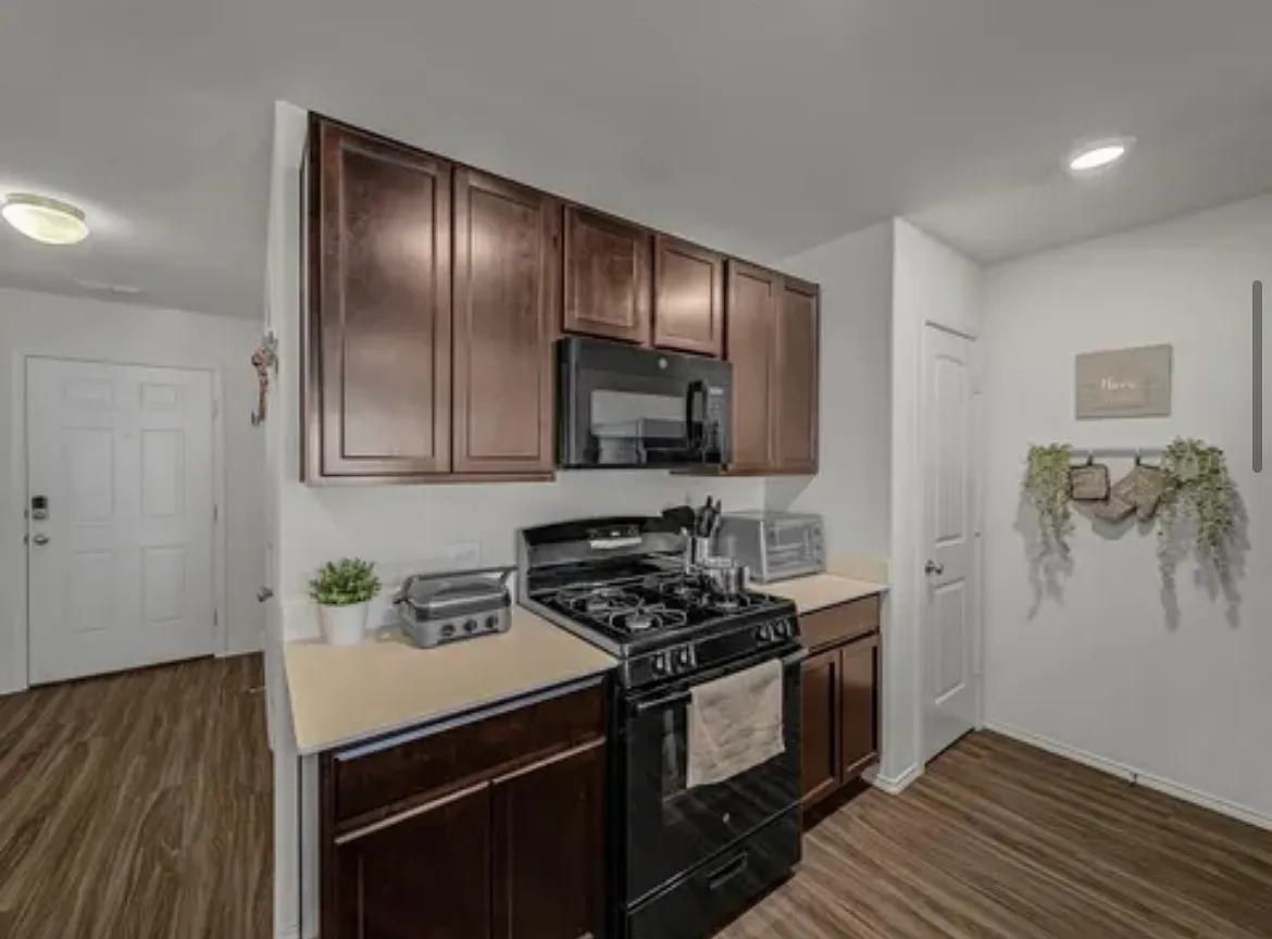 3 bed, 1590 sqft, $2,000 — Photo 2