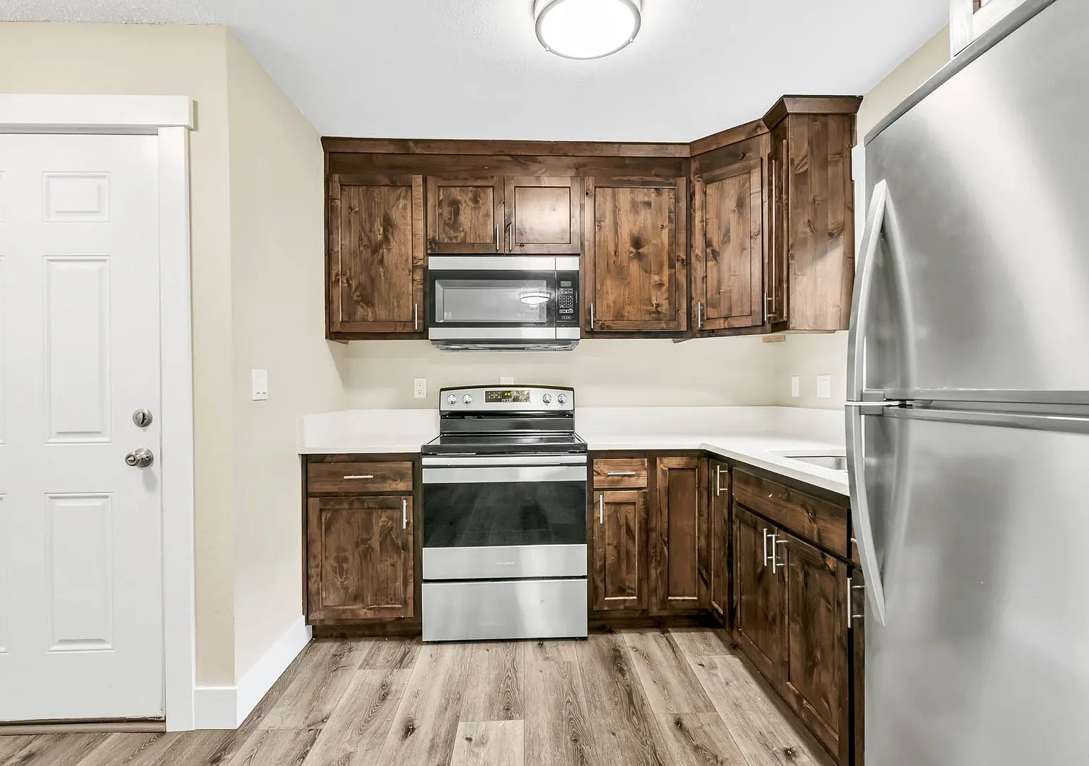 Cape Lee Apartments 2 & 3 Bedroom 1 Bathroom units — Photo 4