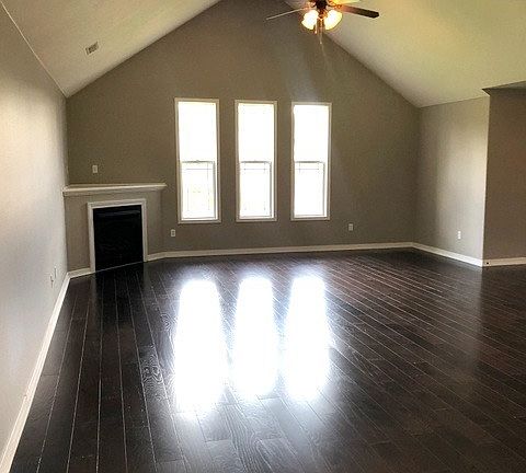 4th image of 370 S Woods Way