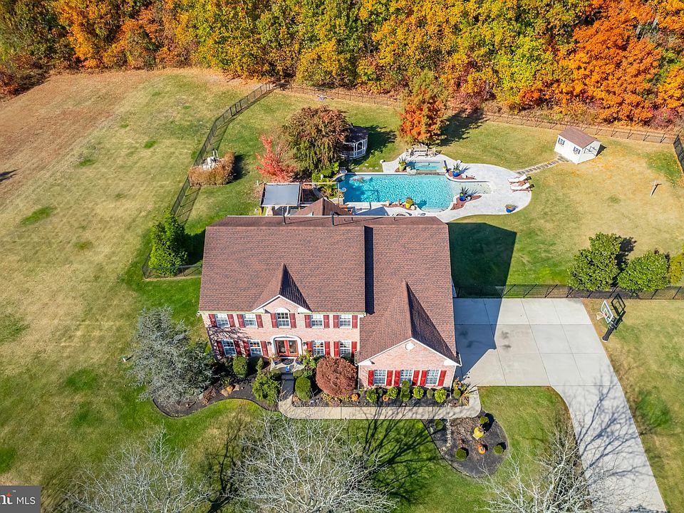 1st image of 31 Fawn Hollow Ln