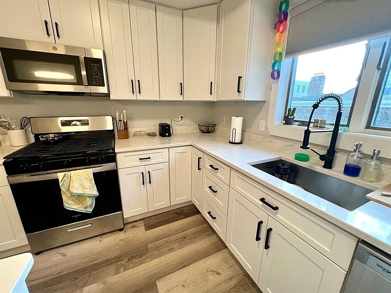 242 W 3rd St #2 — Photo 3