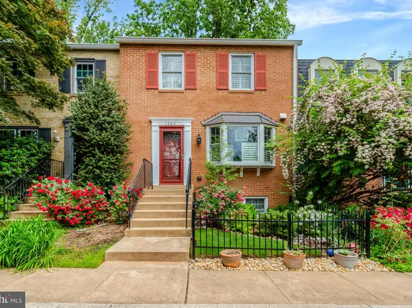 1002 Ellison Sq, Falls Church, VA 22046
