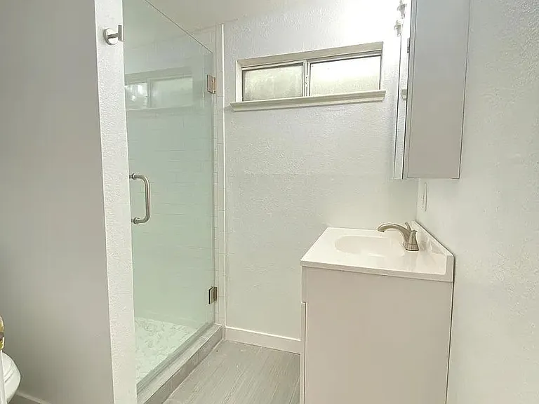 638 N Bayview Ave — Photo 7