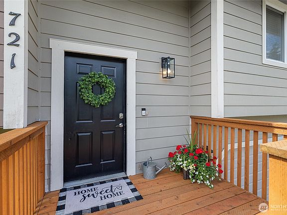 3rd image of 721 W Sunset Court