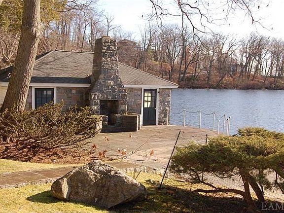 3rd image of 412 N Lake Blvd