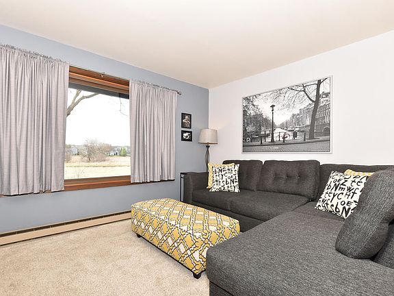 3rd image of 1622 S Coachlight Dr
