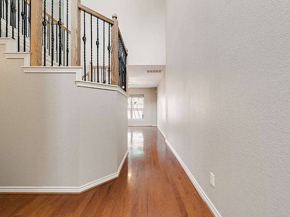 5th image of 321 Metropolitan Dr