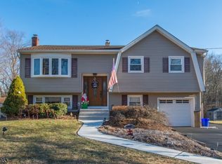 10 Whitewood Ln, Oak Ridge, NJ 07438