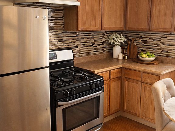 2nd image of 936 W 74th St #2W