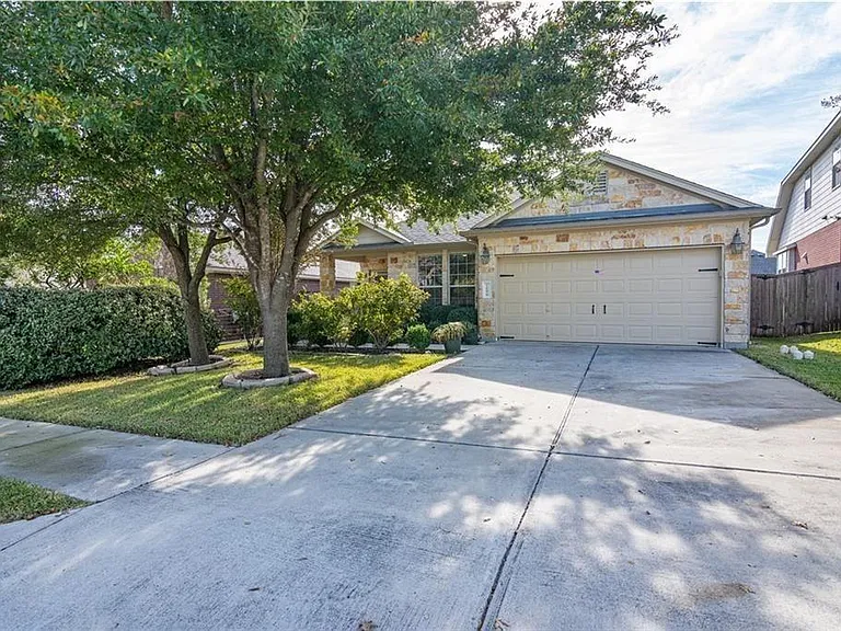 1696 Stonehaven Ln — Photo 4