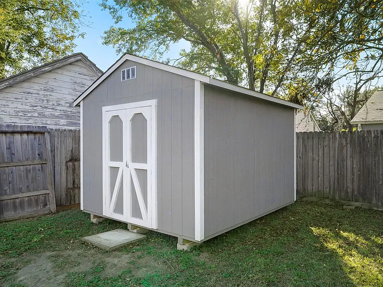906 Gale St — Photo 19