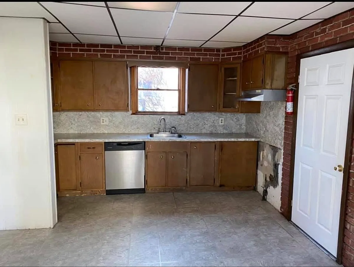 Building Photo - 220 S Valley Ave