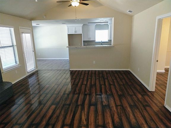 3rd image of 1909 Lynbrook Ln