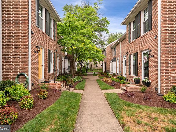 3rd image of 2516 S Arlington Mill Dr #D-4