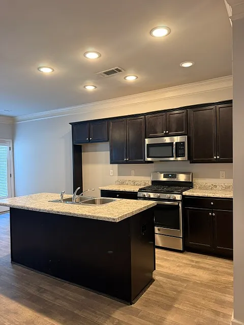 3 bed, 1451 sqft, $2,150 — Photo 2