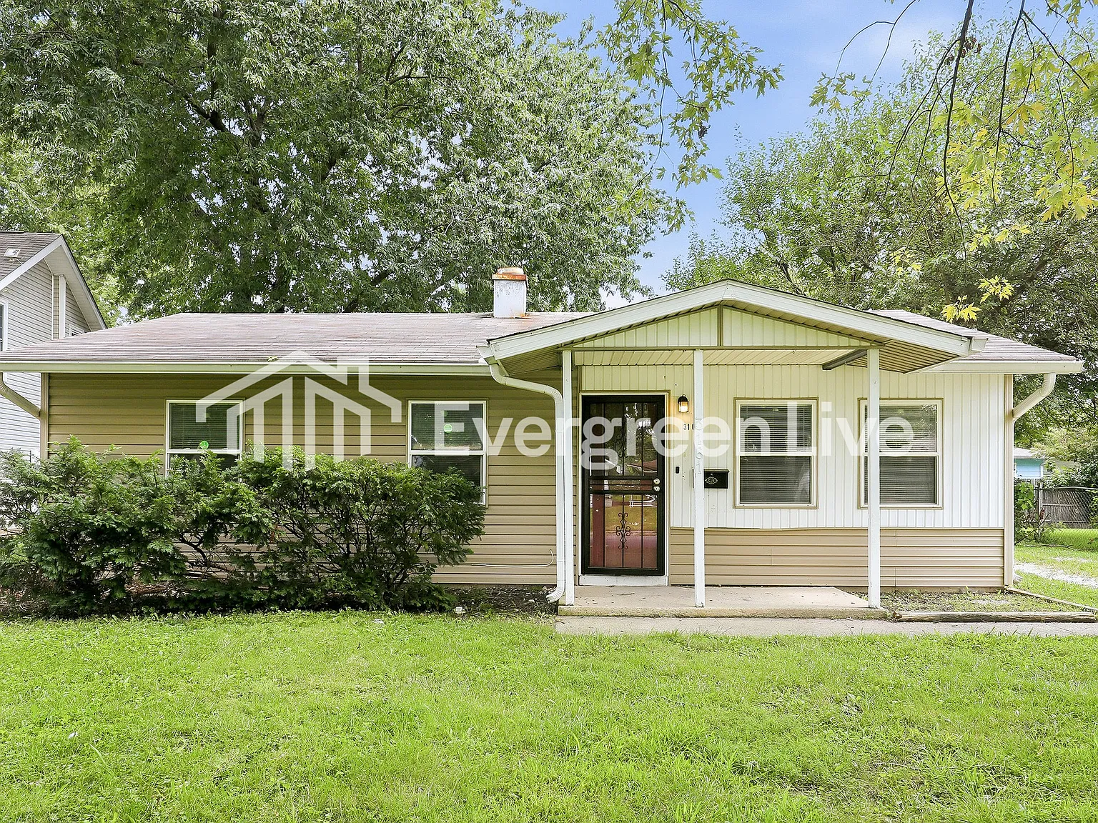 3 bed, 1.0 bath, 888 sqft, $1,295 — Photo 1