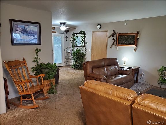 Right behind is the dining room area and the attached garage thru the wood door.
