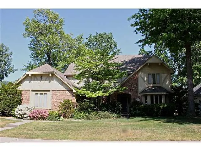 2816 Stoneleigh Dr photo 1