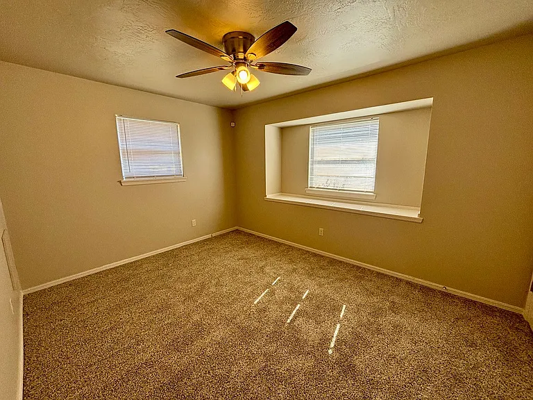 709 Sunset Dr — Photo 14