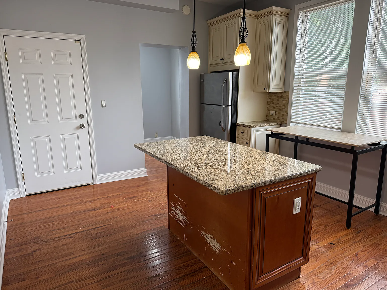 3 bed, 1200 sqft, $2,000 — Photo 3