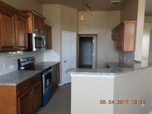 4th image of 620 Applewood St