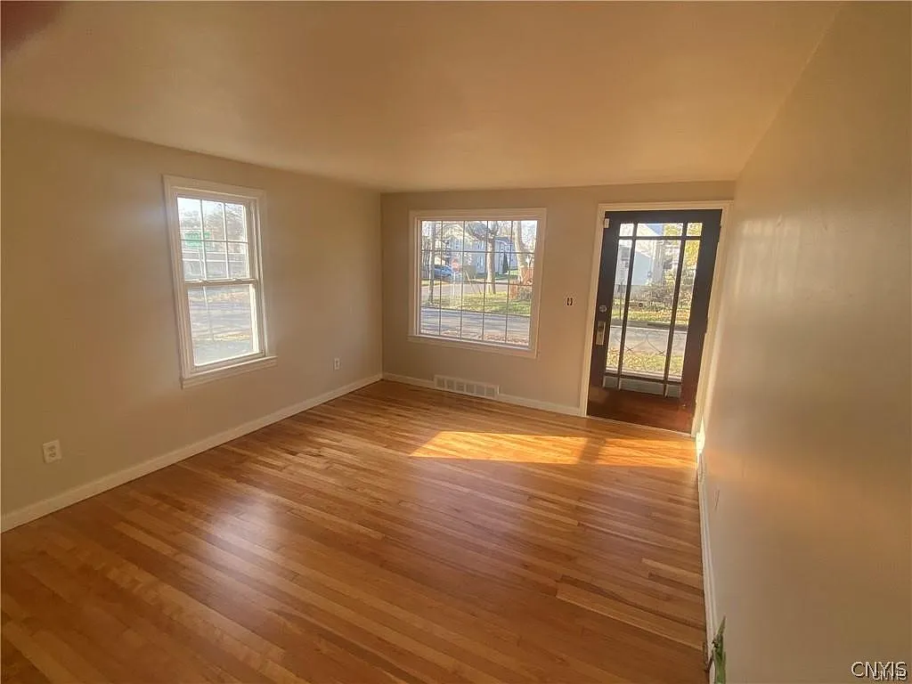 3 bed, 1.0 bath, 1080 sqft, $1,800 — Photo 4