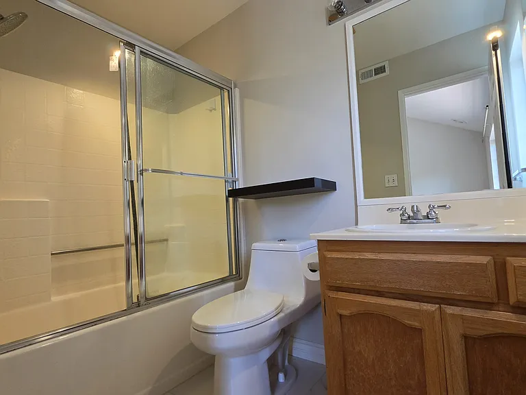 Secondary ensuite bathroom