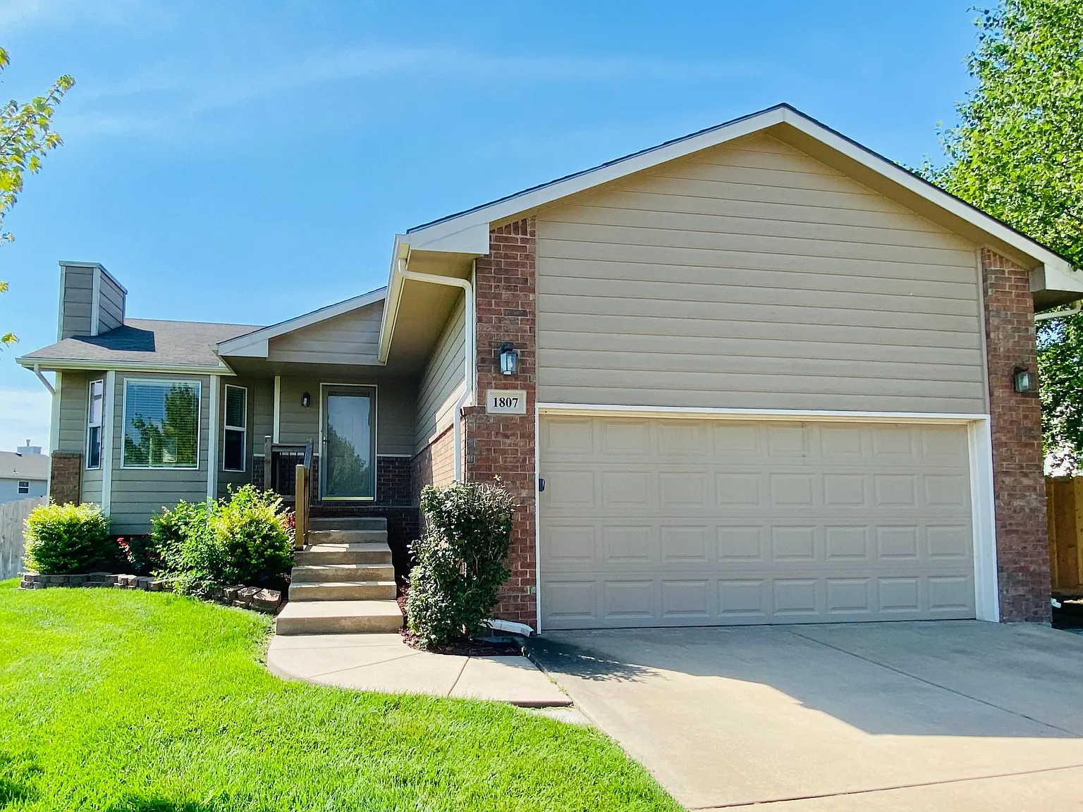 1807 N Buckthorn Ct — Photo 1