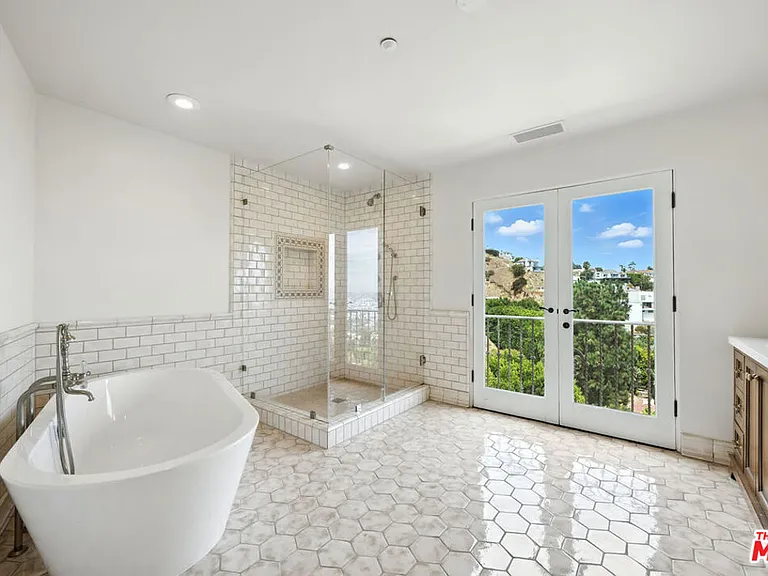 1675 N Woods Dr — Photo 52