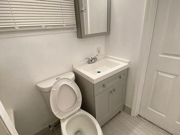 3rd image of 10 Roslyn Ct Floor 1