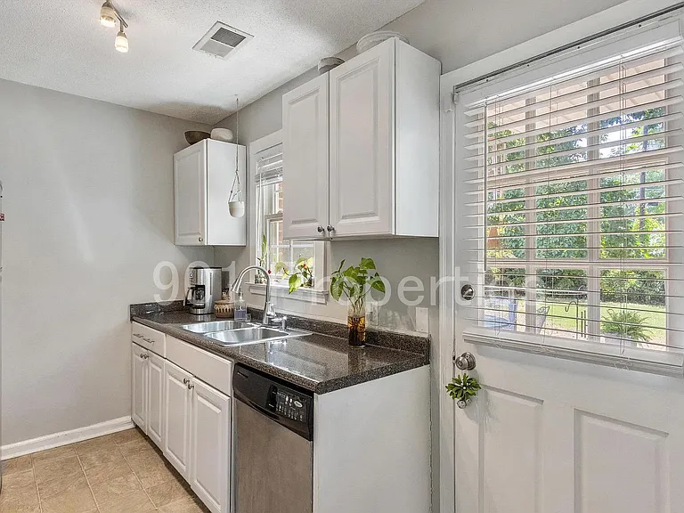 499 Lytle St — Photo 6