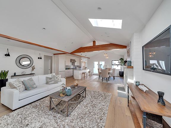 4th image of 2415 Cloverfield Blvd #A