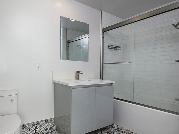 2nd image of 941 Fedora St APT 301
