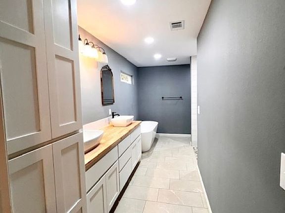 4th image of 375 Admiral Dr