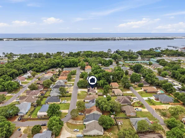 32 Cascabellas St, Mary Esther, FL 32569