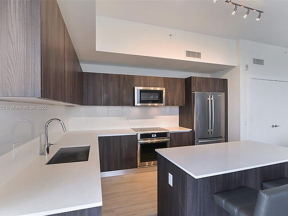 5th image of 2960 NE 207th St #Penthouse 1201