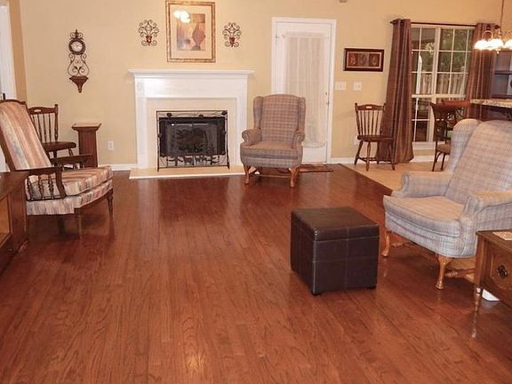 2nd image of 834 Castlemaine Ct