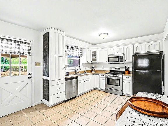 3rd image of 22 Gloria Dr