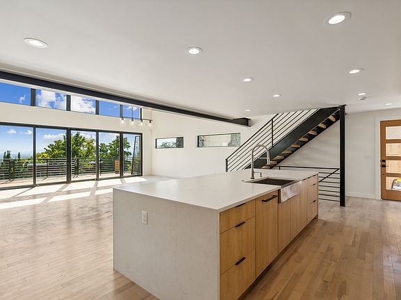 5th image of 707 E 9th Ave