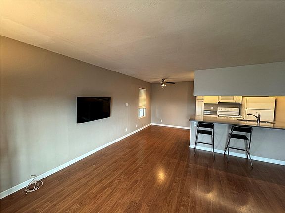 2nd image of 910 Duncan Ln APT 43