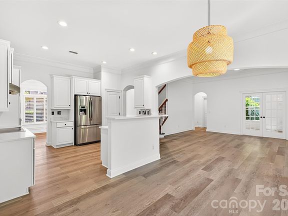 3rd image of 2279 Barrowcliffe Dr NW