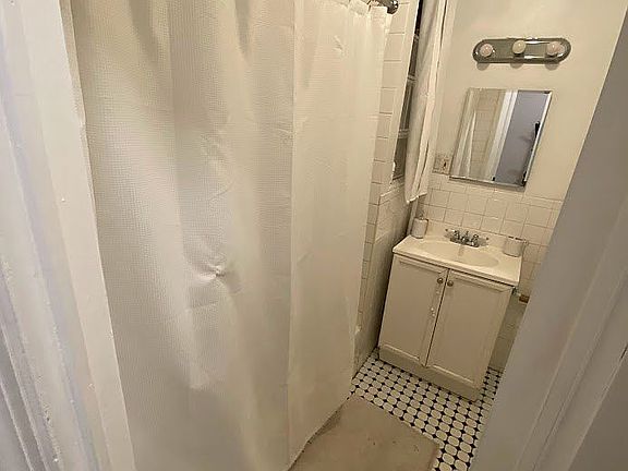 5th image of 159 E 33rd St #1A