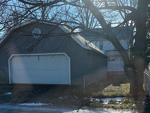 2nd image of 760 Oak Grove Ave