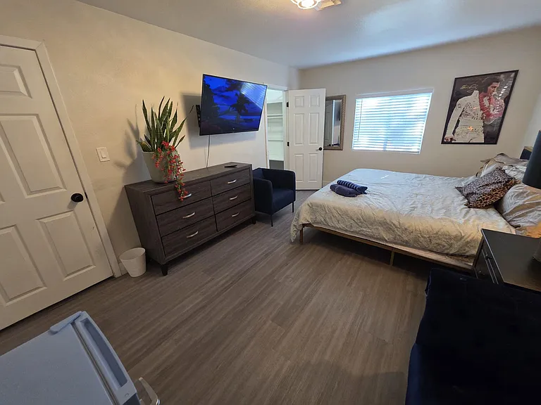 nice and clean, Tv , mini fridge king bed. nightstand, and a nice brand new couch @ the resort property